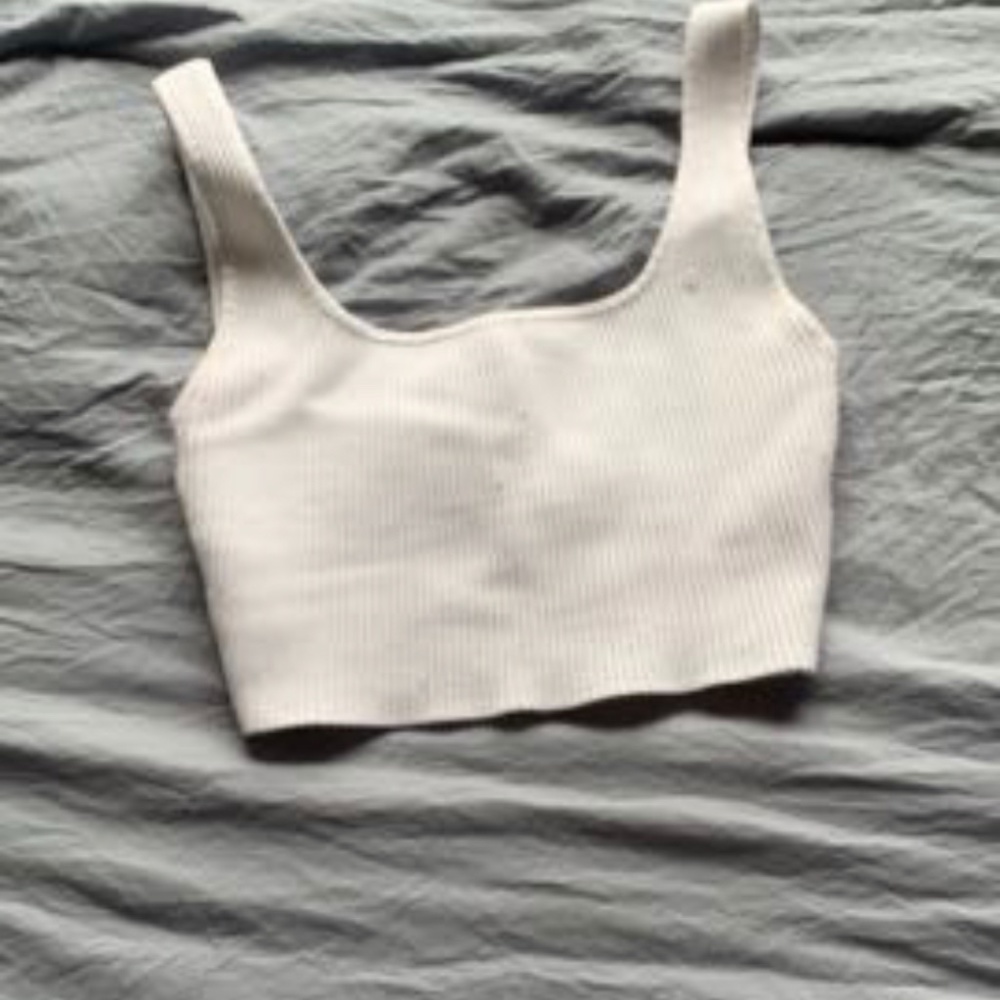 aritzia ribbed tank (a bit of piling) - Picture 3 of 3